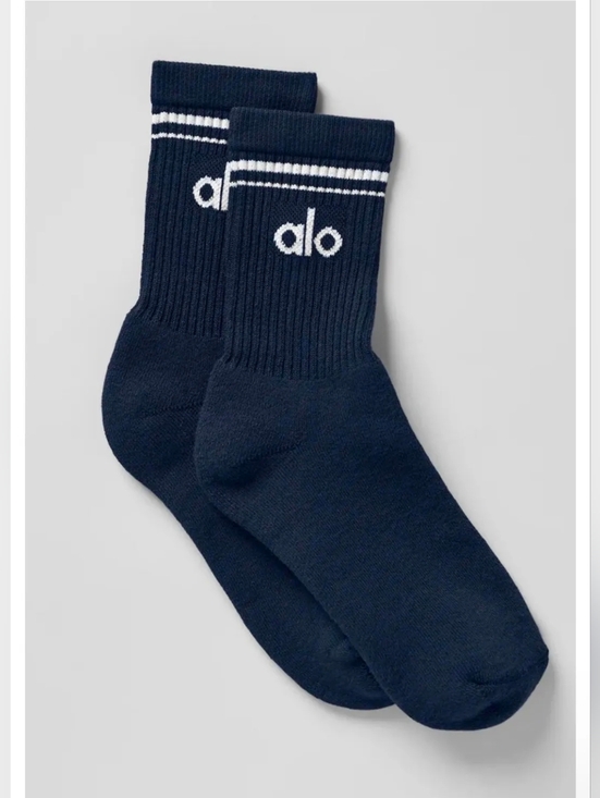 ALO Yoga Accessories - ALO | Unisex Half-Crew Throwback Sock | Navy/White